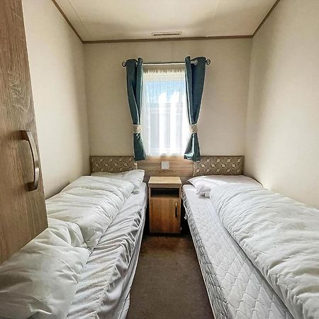 8 Berth Caravan For Hire At St Osyth Beach Holiday Park In Essex Ref 28013Fi Clacton-on-Sea Kültér fotó